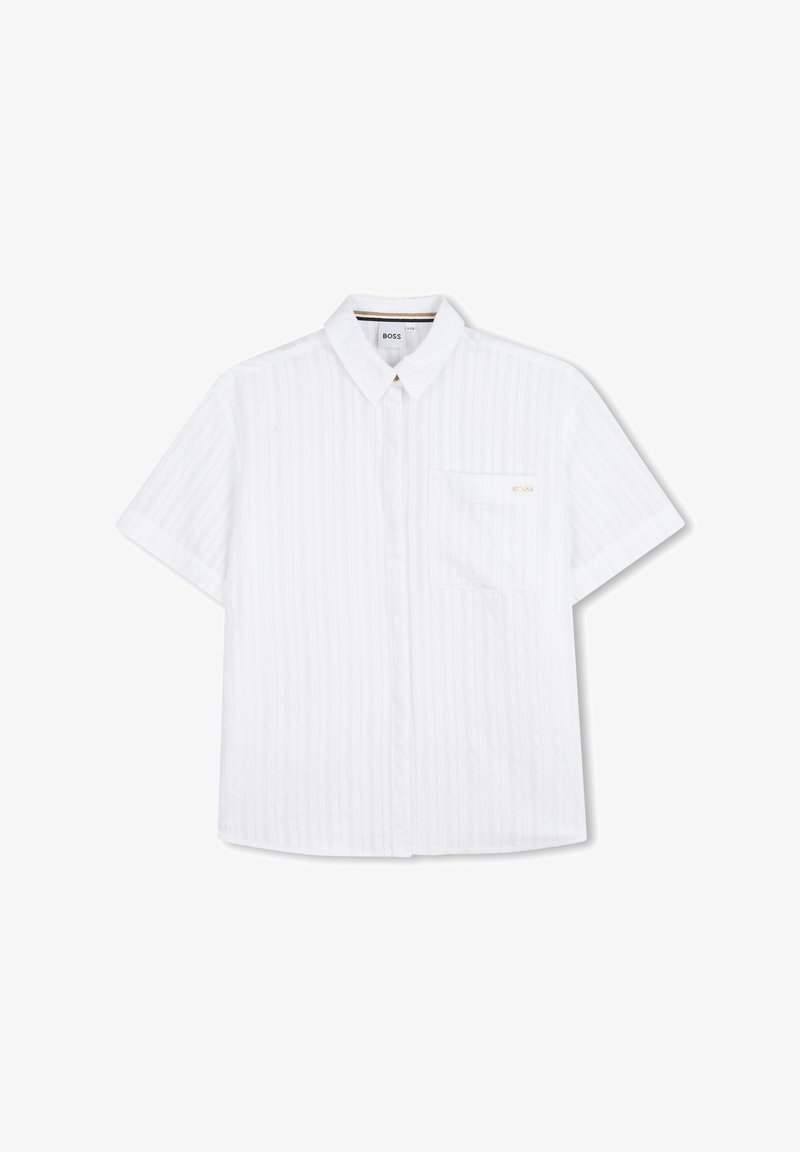 Chemise blanche à manches courtes en tissu texturé, avec des rayures verticales, un col boutonné et une poche poitrine unique avec un accent logo.