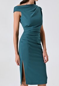 Teal, Midi-Kleid aus glattem Stoff mit drapiertem Ausschnitt, schulterfreiem Design und einem seitlichen Schlitz für zusätzliche Details.