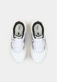 Baskets de course blanches avec des accents noirs et lavande, tige en maille texturée, semelle rembourrée et étiquette "Fresh Foam 680" sur la languette.