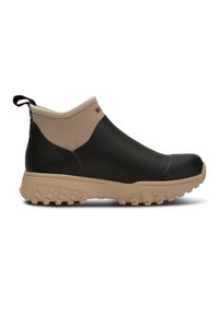 Bottines impermeables noires avec une semelle en caoutchouc beige, finition texturée, anse à l'arrière et partie supérieure élastique pour un enfilage facile.