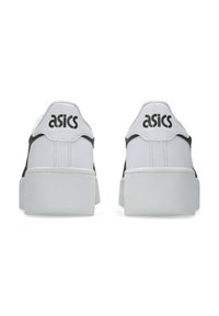 Bílé tenisky s hladkým koženým svrškem, s zelenými akcenty, silnou bílou podrážkou a logem 'asics' na patě.