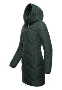 Zelena puffer jakna s visokim ovratnikom, zatvaračem s prednje strane i bočnim džepovima. Ima kviltanu teksturu i kapuljaču s kojom se može podešavati.