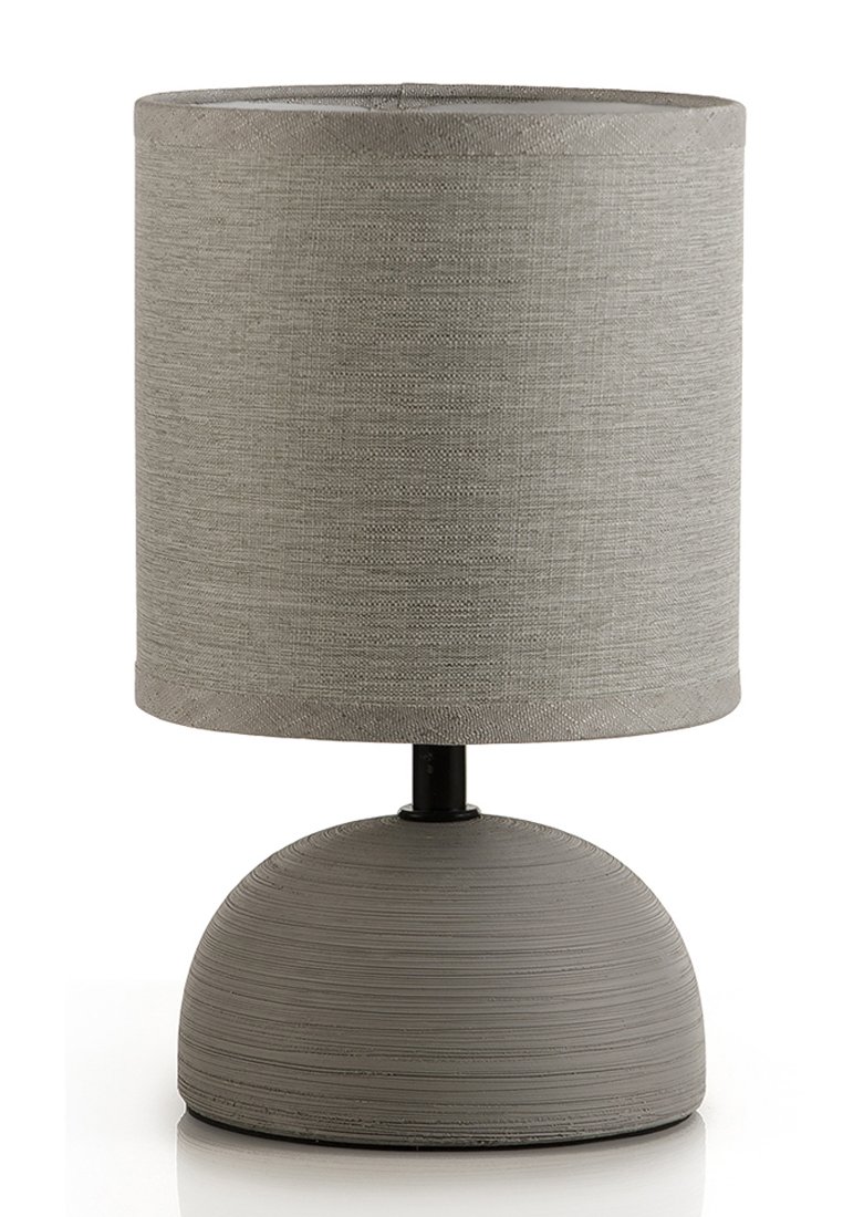 Lampada da tavolo grigia con un paralume in tessuto testurizzato e una base rotonda in ceramica opaca. Presenta un semplice stelo in metallo nero.