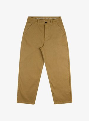 Nadrág formájú, bő szabású, tartós pamutból készült. Gombos záródással, öt zsebes kialakítással és egy címkével a derékpánton, rajta szöveggel.