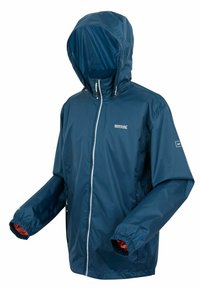 Veste imperméable bleu marine à capuche avec fermeture éclair avant, poignets élastiques laissant apparaître une doublure rouge, et logo blanc Regatta Great Outdoors sur la poitrine et la manche.