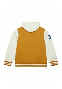 Kapuzensweatshirt mit braunem Rücken und cremefarbenen Ärmeln. Verfügt über gestreifte Bündchen und eine blaue Zahl am linken Ärmel. Glatte Textur.