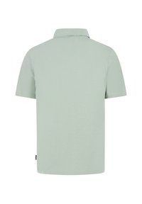 Groen polo met korte mouwen en een klassieke kraag. Soepele textuur en een relaxte pasvorm. Voorzien van een klein logo-label nabij de zoom.