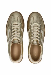 Metalliske gullsneakers med en glatt læroverdel, hvite sidestreker, rund tå og flate lisser, med gummisåle.