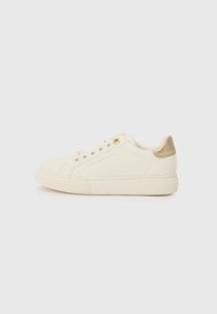 Weiße Leinenschuhe mit beigen Akzenten, runder Zehenform, minimalistischem Design, goldenen Ösen und dem auf der Seite aufgedruckten Markenlogo.