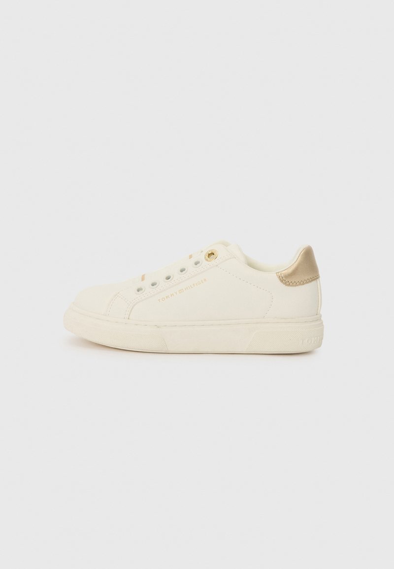 Weiße Leinenschuhe mit beigen Akzenten, runder Zehenform, minimalistischem Design, goldenen Ösen und dem auf der Seite aufgedruckten Markenlogo.