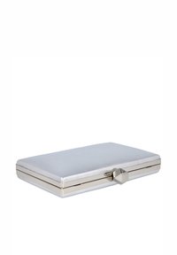 Clutch con cierre plateado fabricado con material texturizado, presenta una forma rectangular y un diseño elegante con acabado metálico.