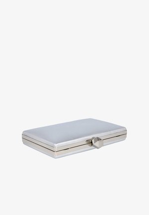 Clutch con cierre plateado fabricado con material texturizado, presenta una forma rectangular y un diseño elegante con acabado metálico.