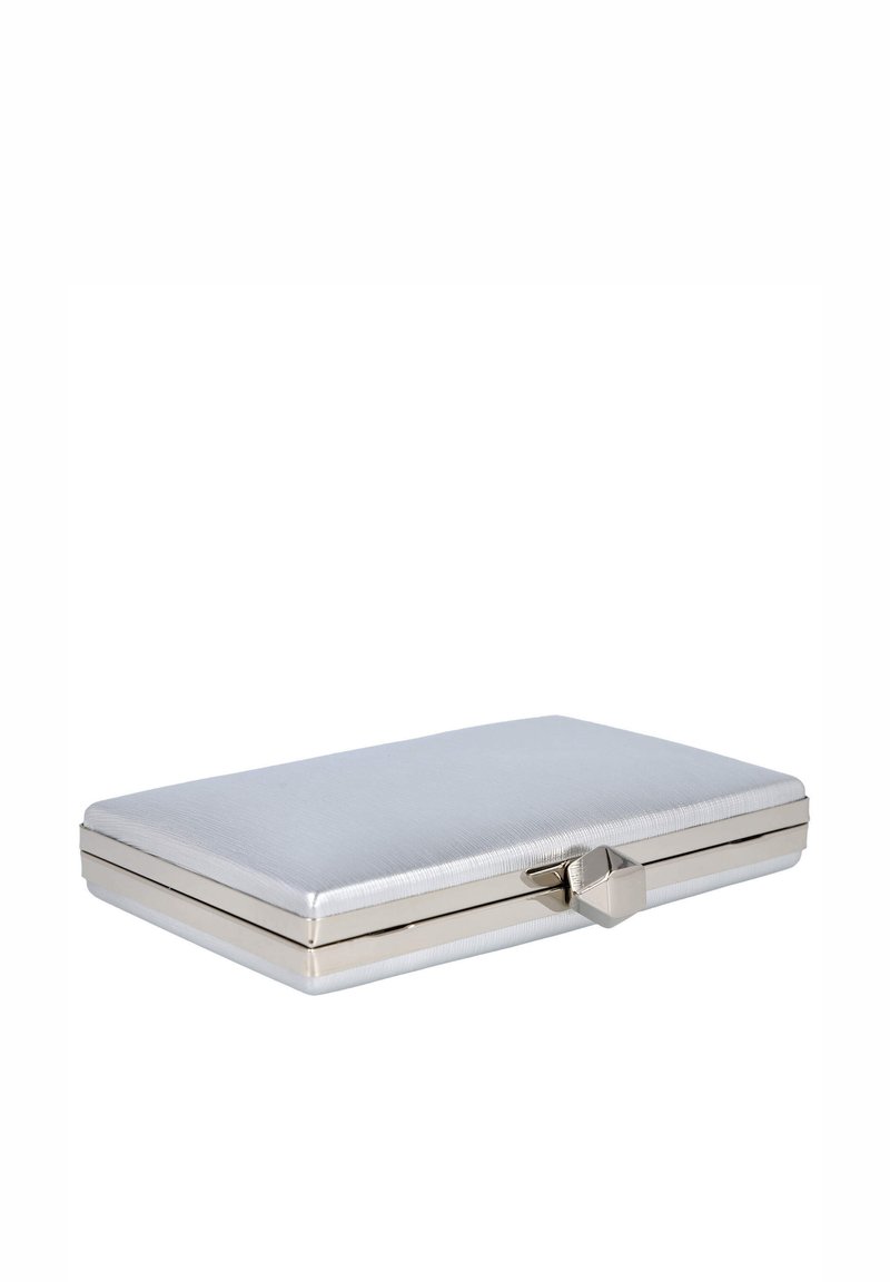 Clutch con cierre plateado fabricado con material texturizado, presenta una forma rectangular y un diseño elegante con acabado metálico.