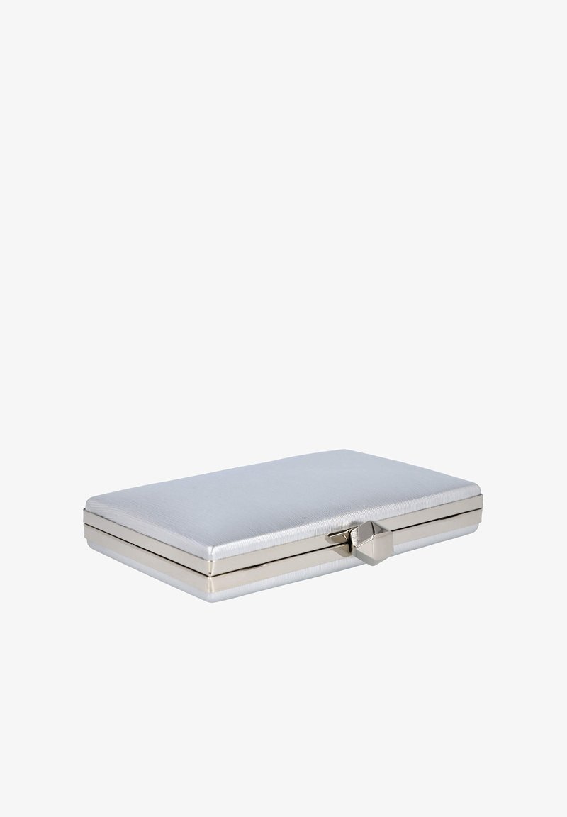 Clutch con cierre plateado fabricado con material texturizado, presenta una forma rectangular y un diseño elegante con acabado metálico.