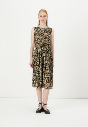 Šaty bez rukávov z tkaniny s leopardím vzorom, so zberaným pásom a dĺžkou po kolená. Modelka má na sebe čierne ploché topánky s krížovými popruhmi.