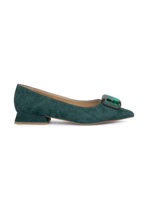 Ballerines en daim teal avec un bout pointu et un petit talon carré. Présentent une boucle en forme de gemme verte proéminente sur le devant. Texture lisse.