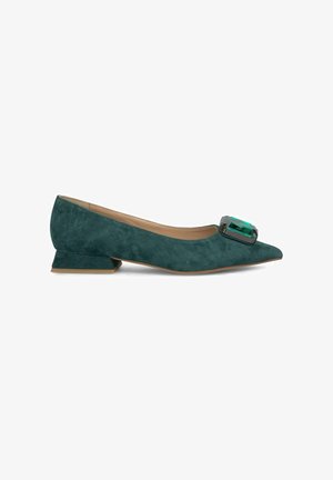 Ballerines en daim teal avec un bout pointu et un petit talon carré. Présentent une boucle en forme de gemme verte proéminente sur le devant. Texture lisse.