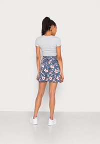ONLY ONLNOVA LUX MERLE SHORT SKIRT - Saia envelope - blue