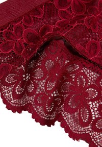 Bordeaux blonde med blomstermønstre og bølgede kanter. Den bløde tekstur og de komplekse detaljer fremhæver designets elegance og håndværk.