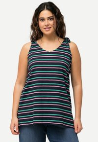 Canotta blu navy con strisce multicolori in verde, rosa e bianco. Presenta un collo a V e spalline annodate, realizzata in tessuto morbido.