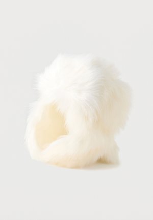 Cappello in ecopelliccia bianco con una texture soffice. Presenta una sommità arrotondata e lati aperti, offrendo calore e comfort. Interno foderato.