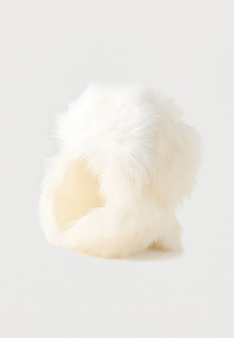 Klobúk z umelého kožušinového materiálu v bielej farbe s nadýchanou textúrou. Má zaoblený vrch a otvorené strany, ktoré zabezpečujú teplo a pohodlie. Vnútro je podšité.