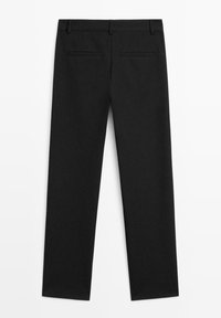 Pantalon formel noir vu de dos, avec passants de ceinture et deux poches arrière horizontales.