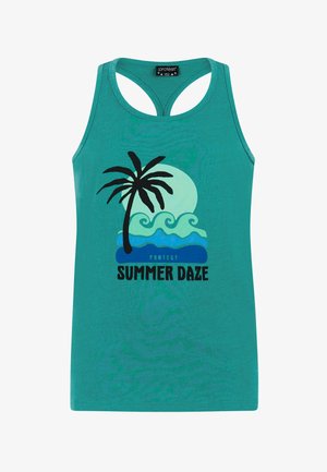 Turkis tanktop med palmetræsgrafik, kombineret med nederdel i leopardprint, sorte flip-flops og leopardprint bucket hat.