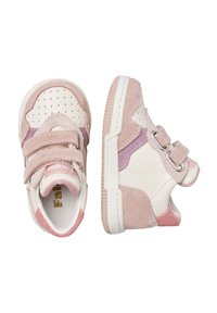 Sneaker rosa chiaro e bianchi con accenti in suede rosa e viola. Presentano un design perforato, due cinturini in velcro e una suola in gomma testurizzata.