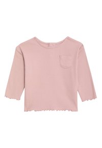 Ljusrosa ribbad topp med trekvartsärmar, rund halsringning, ficka fram och en scalloped nedre kant. Mjuk textur och figurnära passform.