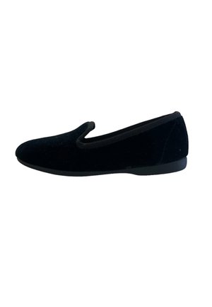 Scarpa slip-on in velluto nero con punta arrotondata, bordino elastico lungo l'apertura e suola piatta in gomma. Texture liscia con dettagli minimi.