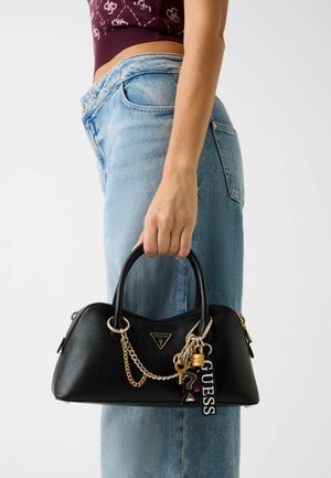 Czarna syntetyczna torebka o wyraźnej strukturze, wyposażona w dwa uchwyty, złote łańcuszki oraz ozdobne elementy breloczka.