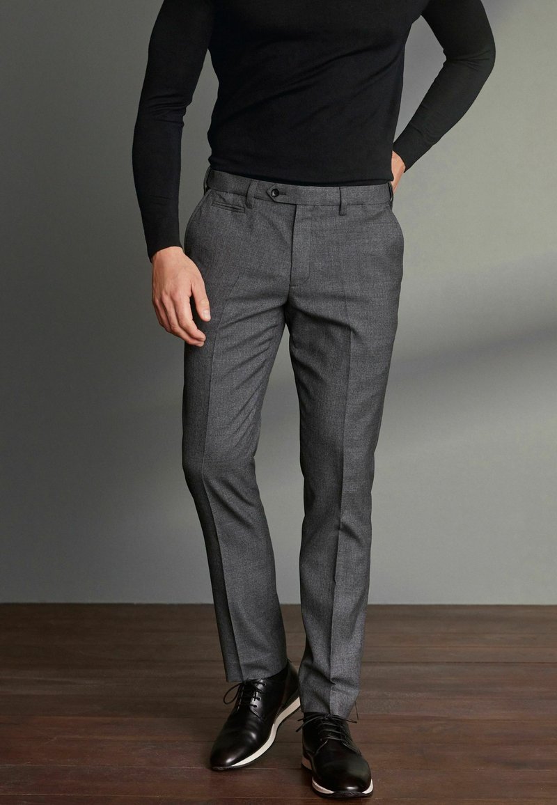 Herren Chinos | Next SIGNATURE WITH MOTION FLEX WAISTBAND Chino grey/grau - XY57677 Herren Chinos | Next SIGNATURE WITH MOTION FLEX WAISTBAND Chino grey/grau - XY57677