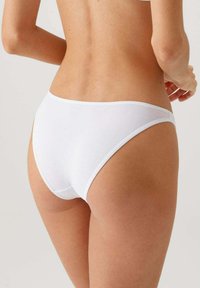 Witte katoenen bikini slip met een gladde textuur en een elastische tailleband, met een minimalistisch ontwerp en naadloze constructie.