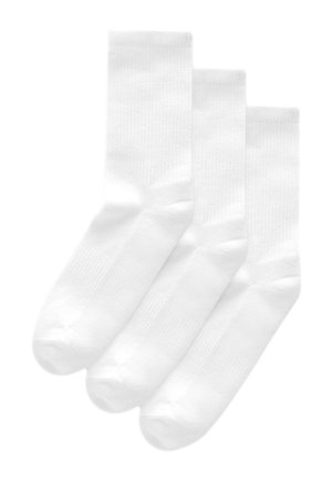 Drei Paare schlichter weißer Socken in Crew-Länge nebeneinander auf weißem Hintergrund angeordnet.