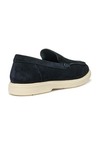 Scarpe slip-on in suede blu navy con suola in gomma, caratterizzate da una punta rotonda e un delicato dettaglio di cucitura. La superficie liscia aumenta il comfort.