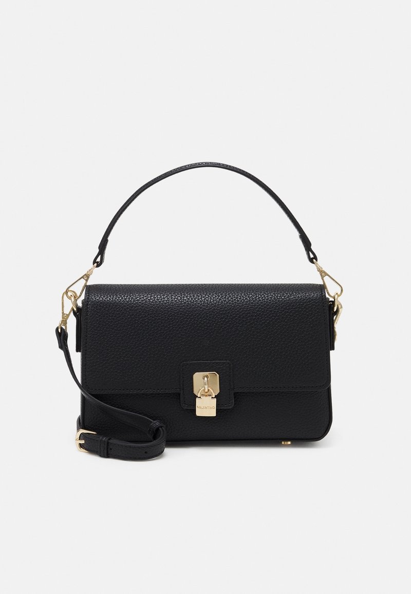 Svart texturerad läderhandväska med övre handtag, justerbar axelrem och lås i guldton på framsidan av locket.