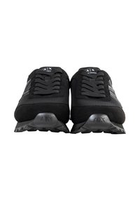 Paire de baskets noires Armani Exchange avec lacets, détails en mesh et en daim, vues de face sur fond blanc.