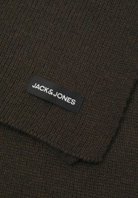 Brun strikket tørklæde med et struktureret mønster. Indeholder et sort mærke med hvid tekst "JACK & JONES" i et hjørne.