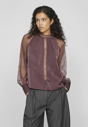 Zijden-blend blouse in diep mauve, met sheer kantmouwen en een opstaande kraag. Voorkant geplooide details, manchet mouwen en een relaxte pasvorm.