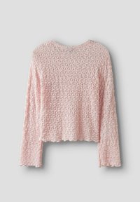 Lyserød langærmet bluse med tekstureret mønster, rund halsudskæring og løs pasform. Kant og manchetter med bølget detalje.