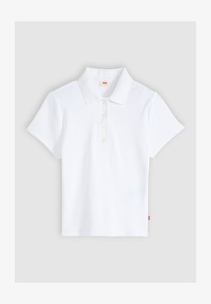 Polo bianca a maniche corte a coste con colletto e quattro bottoni, stesa su uno sfondo grigio chiaro.