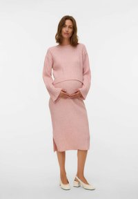 Rosa ribbet strikmaternity sæt med en kort langærmet top og en mid-length nederdel med sideslidser. Outfittet er blødt og tekstureret.