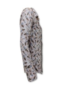 Langemouwen shirt van lichtgewicht stof, met een beige achtergrond en een veerpatroon in blauwe en bruine tinten.