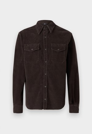 Camisa de pana marrón con cuello clásico, mangas largas, dos bolsillos en el pecho con cierre de botón y tela texturizada.