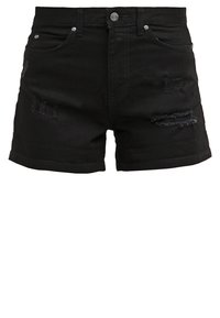 Shorts en denim noir avec un design déchiré, présentant des bords effilochés et des détails de patch. Style à cinq poches avec une fermeture à bouton devant.