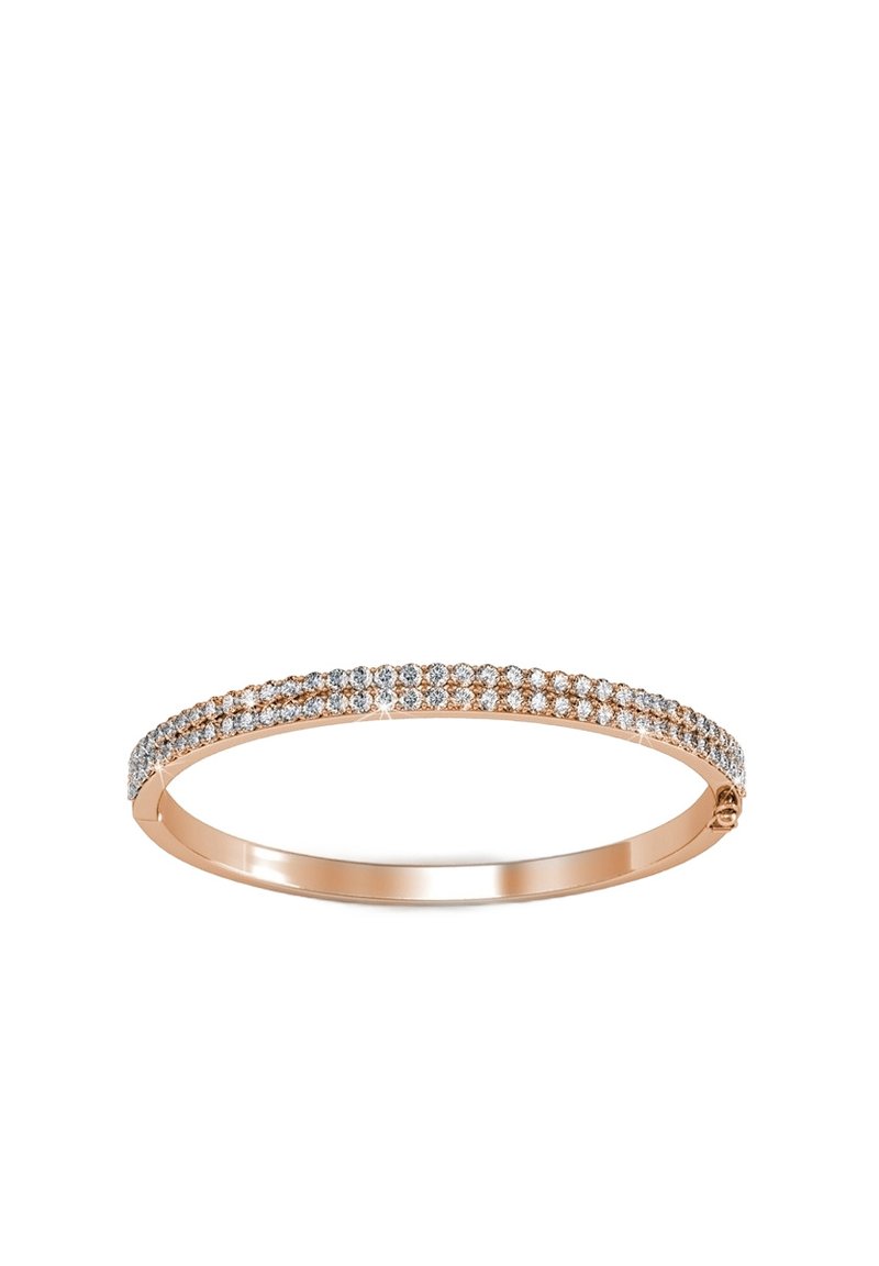 Bracciale in oro rosa con una fila di pietre trasparenti, rotonde, sulla parte superiore. Finitura liscia, forma arrotondata e chiusura a cerniera.