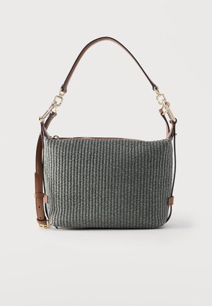 Geantă țesută gri cu curea reglabilă din piele maro și închizători metalice aurii, prezentată pe un fundal alb simplu.