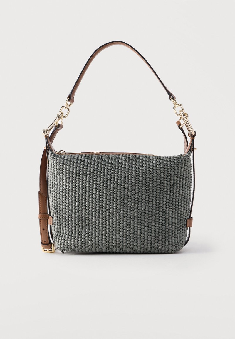 Γκρι υφαντή τσάντα χειρός με καφέ δερμάτινο ρυθμιζόμενο λουρί και κούμπωμα από μεταλλικό υλικό σε χρυσό τόνο, απεικονίζεται σε απλό λευκό φόντο.