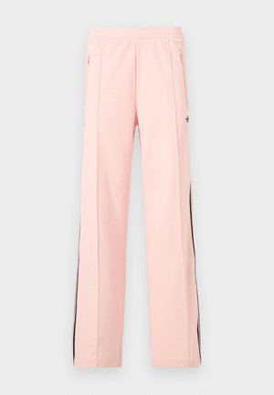 Ανοιχτό ροζ αθλητικό παντελόνι με μαύρες ρίγες στο πλάι, τσέπες με φερμουάρ και ελαστική μέση, απεικονισμένο σε απλό λευκό φόντο.